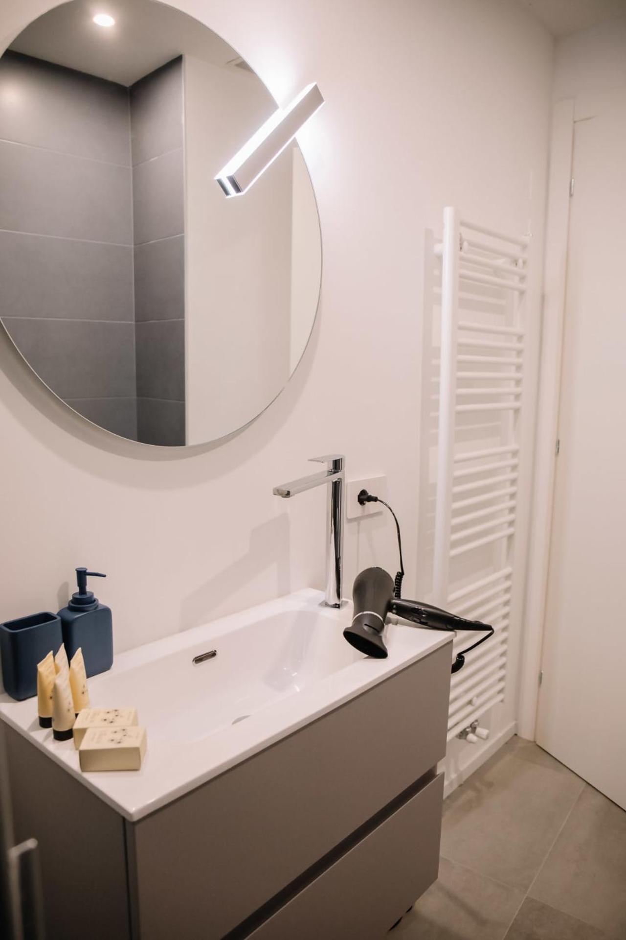 Elegant Beige Apartment - 5 Minutes From The Lake Комо Экстерьер фото